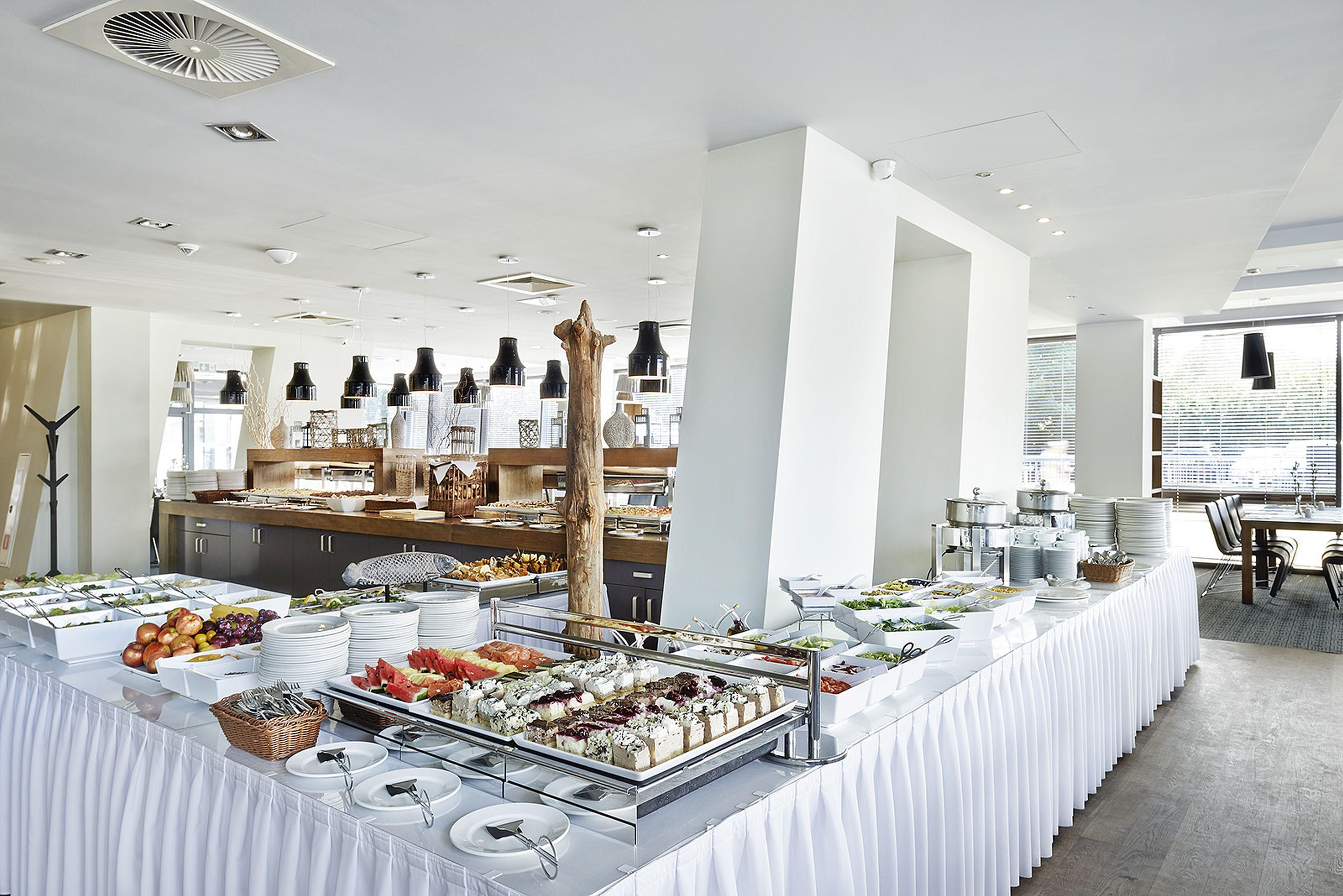 Marine Hotel By Zdrojowa Kołobrzeg Esterno foto A buffet at a hotel